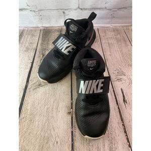 NIKE Boy’s Team Hustle D8 Basketball Sneakers / Size: 5.5Y